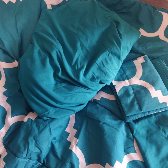 Amazon Basics Twin Bedding Set, turquoise - Picture 5 of 6